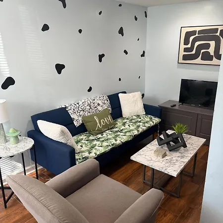 Central & Comfy 2 Bedroom I West Loop I Free Parking O